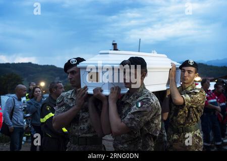 (160830) -- AMATRICE, 30. August 2016 -- Soldaten tragen den Sarg eines Erdbebenopfers nach einer Beerdigung in Amatrice, Italien, 30. August 2016. Am Dienstag fand hier ein Trauergottesdienst für die Opfer der am schlimmsten getroffenen Stadt Amatrice statt, wo die Zahl der Toten auf 231 gestiegen ist. Die Zahl der Todesopfer des tödlichen Erdbebens von 6,0 Magnitude in Mittelitalien ist auf 292 gestiegen, sagte der italienische Katastrophenschutz am Montagabend. ITALIEN-AMATRICE-BEBEN-OPFER-BEERDIGUNG FabrizioxDixNucci PUBLICATIONxNOTxINxCHN 160830 Amatrice Aug 30 2016 Soldaten tragen den Sarg eines Erdbebenopfers nach einer Beerdigung in Amatr Stockfoto