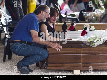 Die Menschen trauern während einer Beerdigung für einige der Opfer des Erdbebens vom letzten Mittwoch in Amatrice, Italien, 30. August 2016. Die Beerdigungen von Erdbebenopfern aus Amatrice fanden am Dienstag in ihrem Dorf Latium statt. (cyc) ITALY-AMATRICE-EARTHQUAKE-FUNERAL FabrizioxDixNucci PUBLICATIONxNOTxINxCHN Prominente Morne während einer Beerdigung für einige der Opfer von Load Wednesday S Erdbeben in Amatrice Italien Aug 30 2016 die Beerdigungen von Erdbebenopfern von Amatrice What Hero in ihrem Lazio Dorf AM Dienstag Cyc Italy Amatrice Earthquake Funeral PUBLINxNICTINxIEN Stockfoto