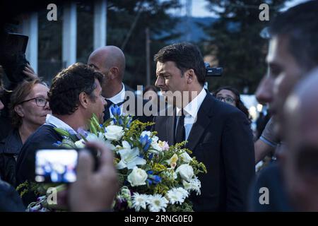 (160830) -- AMATRICE, 30. August 2016 -- der italienische Premierminister Matteo Renzi (R) nimmt an der Beerdigung der Erdbebenopfer in Amatrice, Italien, am 30. August 2016 Teil. Am Dienstag fand hier ein Trauergottesdienst für die Opfer der am schlimmsten getroffenen Stadt Amatrice statt, wo die Zahl der Toten auf 231 gestiegen ist. Die Zahl der Todesopfer des tödlichen Erdbebens von 6,0 Magnitude in Mittelitalien ist auf 292 gestiegen, sagte der italienische Katastrophenschutz am Montagabend. ITALIEN-AMATRICE-BEBEN-OPFER-BEERDIGUNG FabrizioxDixNucci PUBLICATIONxNOTxINxCHN 160830 Amatrice Aug 30 2016 der italienische Premierminister Matteo Renzi r nimmt an der F Teil Stockfoto