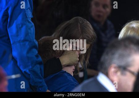 (160830) -- AMATRICE, 30. August 2016 -- Trauernde schreien während der Beerdigung für Erdbebenopfer in Amatrice, Italien, 30. August 2016. Am Dienstag fand hier ein Trauergottesdienst für die Opfer der am schlimmsten getroffenen Stadt Amatrice statt, wo die Zahl der Toten auf 231 gestiegen ist. Die Zahl der Todesopfer des tödlichen Erdbebens von 6,0 Magnitude in Mittelitalien ist auf 292 gestiegen, sagte der italienische Katastrophenschutz am Montagabend. ITALIEN-AMATRICE-BEBEN OPFER-BEERDIGUNG FabrizioxDixNucci PUBLICATIONxNOTxINxCHN 160830 Amatrice Aug 30 2016 Morne Cry während der Beerdigung für Erdbebenopfer in Amatrice Italien Aug 30 Stockfoto