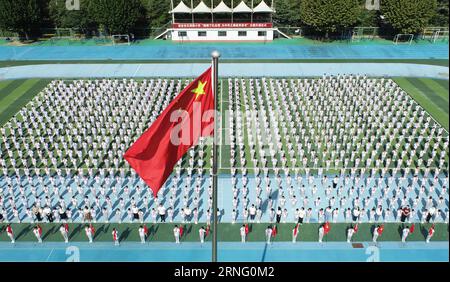 HUAI'AN, CHINA - 1. SEPTEMBER 2023 - Grundschullehrer und Schüler nehmen an der nationalen Flaggenhisserung für das neue Semester in Huai'an, Provinz Jiangsu, China, 1. September 2023 Teil. (Foto von Costfoto/NurPhoto) Credit: NurPhoto SRL/Alamy Live News Stockfoto