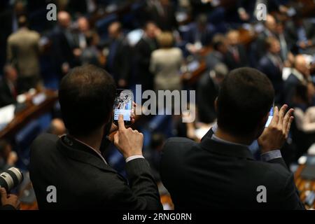 Dilma Rousseff - Amtsenthebungsverfahren in BRASILIA (160831) -- BRASILIA, 31. Aug. 2016 -- Medienreporterin fotografiert mit Handy während der letzten Amtsenthebungssitzung des Senats von Brasiliens suspendierter Präsidentin Dilma Rousseff in Brasilia, Hauptstadt Brasiliens, am 31. Aug. 2016. Die brasilianischen Senatoren werden am Mittwoch abstimmen, um zu entscheiden, ob die suspendierte brasilianische Präsidentin Dilma Rousseff verurteilt wird oder nicht. Die Amtsenthebung erfordert eine Zweidrittelstimme, das sind 54 der 81 Senatoren. ) (Zjy) BRASILIEN-BRASILIA-ROUSSEFF-IMPEACHMENT-VOTE LixMing PUBLICATIONxNOTxINxCHN Dilma Rousseff IMPEACHMENT in Brasilia 16083 Stockfoto