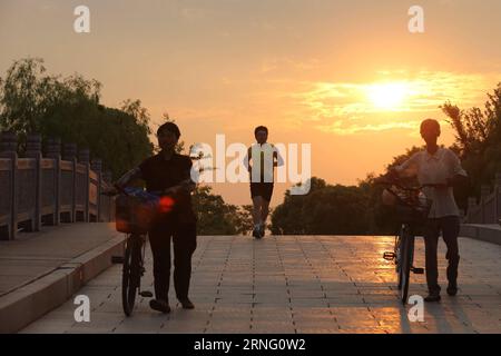 (160901) -- HANGZHOU, 1. September 2016 -- Bürger üben am Weißen Pferdesee im Bezirk Binjiang von Hangzhou, Hauptstadt der ostchinesischen Provinz Zhejiang, 1. September 2016. )(MP) (G20-GIPFEL)CHINA-HANGZHOU-WHITE HORSE LAKE-LANDSCHAFT (CN) XingxGuangli PUBLICATIONxNOTxINxCHN 160901 Hangzhou Sept 1 2016 Bürger ÜBUNG am White Horse Lake im Bezirk Binjiang der Hangzhou Hauptstadt von Ostchina S Zhejiang Provinz Sept 1 2016 MP G20 Summit China Hangzhou White Horse Lake Landschaft CN XingxGuATATIONCHUxBLINN Stockfoto