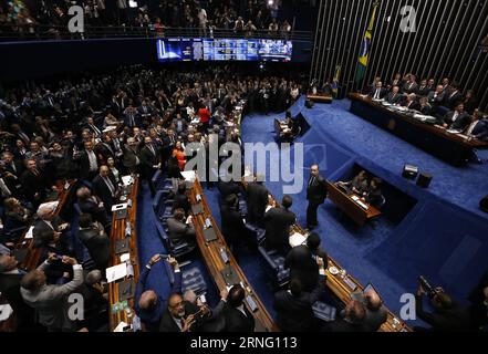 (160831) -- BRASILIA, 31. Aug. 2016 -- Senatoren nehmen am 31. Aug. 2016 an der Schlussabstimmung des Amtsenthebungsverfahrens gegen Brasiliens suspendierte Präsidentin Dilma Rousseff im Senat in Brasilia, Brasilien, Teil. Der brasilianische Senat stimmte am Mittwoch dafür, Dilma Rousseff mit 61 gegen 20 Stimmen aus der Präsidentschaft zu streichen. Das bedeutet, dass Rousseff sofort und dauerhaft aus ihrer Rolle entfernt wird und Michel Temer, der nach der Amtsenthebung von Rousseff im Mai die Interimspräsidentschaft übernommen hat, bis zum Ende dieser Amtszeit im Jahr 2018 Präsident wird. AGENCIA ESTADO) (CE) BRASILIEN AUS BRASILIEN-BRASILIA-IMPEA Stockfoto