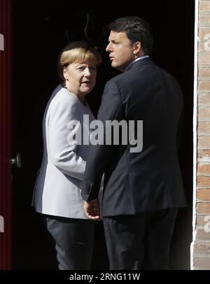 MARANELLO, italienischer Premierminister Matteo Renzi (R), trifft sich am 31. August 2016 in Maranello (Italien) mit der deutschen Bundeskanzlerin Angela Merkel. (AXY) ITALIEN-DEUTSCHLAND-STAATS- und REGIERUNGSCHEFS-SITZUNGSPOOL PUBLICATIONxNOTxINxCHN Maranello italienische Premierminister Matteo Renzi r trifft sich mit der deutschen Bundeskanzlerin Angela Merkel in Maranello Italien August 31 2016 AXY Italien Deutschland Staats- und Regierungschefs treffen Pool PUBLICATIONxNOTxINxCHN Stockfoto