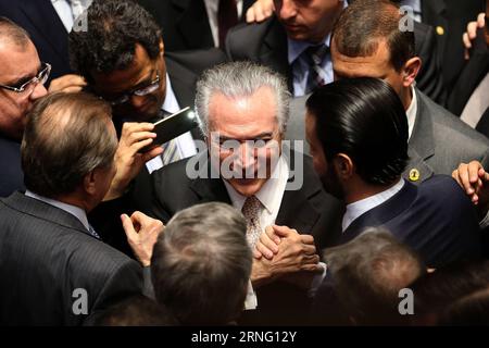 (160831) -- BRASILIA, 31. Aug. 2016 -- Michel Temer (C) erhält nach seiner Schwur als Präsident Brasiliens in Brasilia, Brasilien, am 31. Aug. 2016, einen Gruß. Temer wurde am Mittwochnachmittag als neuer Präsident Brasiliens vereidigt, nachdem Dilma Rousseff vom Senat in einem Amtsenthebungsverfahren der Präsidentschaft entzogen wurde. (wr) BRASILIEN-BRASILIA-TEMER-SWEAR IN LixMing PUBLICATIONxNOTxINxCHN 160831 Brasilia Aug 31 2016 Michel Témer C erhält nach seiner Zeremonie als Präsident Brasiliens in Brasilia Brasilien im Aug 31 2016 Témer, was als neuer Präsident Brasiliens vereidigt hat, Grüße Stockfoto