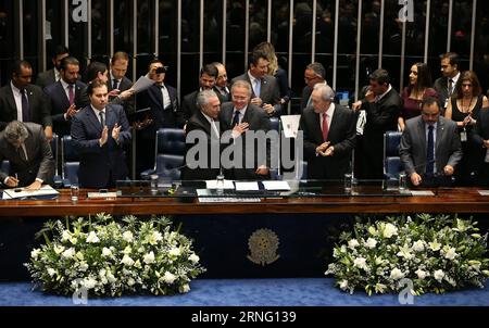 (160831) -- BRASILIA, 31. August 2016 -- Michel Temer (3., L, Front) grüßt mit dem brasilianischen Senatspräsidenten Renan Calheiros (3., R, Front) während seiner Schwur als Präsident Brasiliens in Brasilia, Brasilien, 31. August 2016. Temer wurde am Mittwochnachmittag als neuer Präsident Brasiliens vereidigt, nachdem Dilma Rousseff vom Senat in einem Amtsenthebungsverfahren der Präsidentschaft entzogen wurde. (wr) BRASILIEN-BRASILIA-TEMER-SWEAR IN LixMing PUBLICATIONxNOTxINxCHN 160831 Brasilia Aug 31 2016 Michel Témer 3. L Front begrüßt den brasilianischen Senatspräsidenten Renan Calheiros 3. R Front während seines Schwur Stockfoto