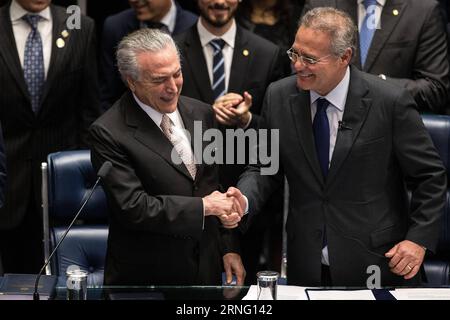 (160831) -- BRASILIA, 31. Aug. 2016 -- Michel Temer (L) gibt dem brasilianischen Senatspräsidenten Renan Calheiros während seiner Schwur-in-Zeremonie als Präsident Brasiliens in Brasilia, Brasilien, 31. Aug. 2016 die Hand. Temer wurde am Mittwochnachmittag als neuer Präsident Brasiliens vereidigt, nachdem Dilma Rousseff vom Senat in einem Amtsenthebungsverfahren der Präsidentschaft entzogen wurde. (wr) BRASILIEN-BRASILIA-TEMER-SWEAR IN LixMing PUBLICATIONxNOTxINxCHN 160831 Brasilia Aug 31 2016 Michel Témer l schüttelt bei seinem Schwur als brasilianischer Präsident Renan Calheiros in die Hände Stockfoto