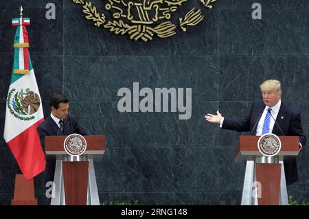 Bilder des Tages Enrique Pena Nieto empfängt Donald Trump (160831) -- MEXIKO-STADT, 31. August 2016 -- der republikanische Präsidentschaftskandidat Donald Trump (R) spricht auf einer gemeinsamen Pressekonferenz mit dem mexikanischen Präsidenten Enrique Pena Nieto (L) nach ihrem Treffen in Mexiko-Stadt, Hauptstadt von Mexiko, am 31. August 2016. STR) (fnc) (ce) MEXIKO-MEXIKO-STADT-US-TRUMP-VISIT e STR PUBLICATIONxNOTxINxCHN Images der Tag, an dem Enrique Pena Nieto Donald Trump empfängt 160831 Mexiko-Stadt Aug 31 2016 US-republikanischer Präsidentschaftskandidat Donald Trump r spricht auf einer gemeinsamen Pressekonferenz mit dem MEXIKANISCHEN Präsidenten Enrique P Stockfoto