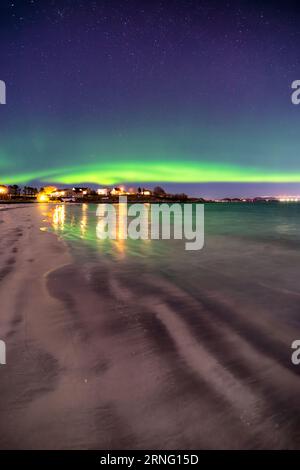 Die Nordlichter über der Insel Giske, Ålesund, Norwegen Stockfoto