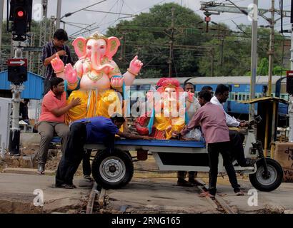 CHENNAI, 1. September 2016 () -- Menschen transportieren die Statue des Hindu Lord Ganesha, die für die Feier des bevorstehenden Ganesh Chaturthi Festivals verwendet wird, mit einem Plattenanhänger an einem Bahnhof in Chennai, der Hauptstadt des südöstlichen indischen Staates Tamil Nadu, 31. August 2016. Ganesh Chaturthi, der den elefantenköpfigen Gott Ganesha ehrt, wird am 5. September dieses Jahres gefeiert. (/Stringer)(Axy) INDIA-CHENNAI-GANESHA STATUTENTRANSPORT Xinhua PUBLICATIONxNOTxINxCHN CHENNAI September 1 2016 Prominente Transport die Statue des Hindukorden Ganesha wurde zur Feier des bevorstehenden Ganesh Chaturthi Festivals mit Wit verwendet Stockfoto