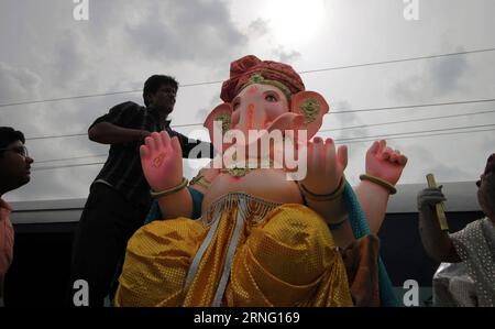 CHENNAI, 1. Sept. 2016 () -- Menschen entladen die Statue des Hindu-Lord Ganesha, die für die Feier des bevorstehenden Ganesh-Chaturthi-Festivals verwendet wird, aus einem Zug-Kofferraum an einem Bahnhof in Chennai, der Hauptstadt des südöstlichen indischen Staates Tamil Nadu, 31. August 2016. Ganesh Chaturthi, der den elefantenköpfigen Gott Ganesha ehrt, wird am 5. September dieses Jahres gefeiert. (/Stringer)(Axy) INDIA-CHENNAI-GANESHA STATUENTRANSPORT Xinhua PUBLICATIONxNOTxINxCHN CHENNAI September 1 2016 Prominente entladen die Statue des Hindukorden Ganesha, die zur Feier des anstehenden Ganesh Chaturthi Festivals fr Stockfoto