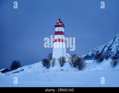 Leuchtturm von Alnes im Winter, Godøy, Ålesund, Norwegen Stockfoto