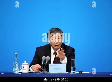 (160901) -- HANGZHOU, 1. September 2016 -- Yi Gang, Vizegouverneur der Chinesischen Volksbank, nimmt am 1. September 2016 an einer Pressekonferenz der chinesischen Delegation in Hangzhou, der Hauptstadt der ostchinesischen Provinz Zhejiang, Teil. Yi führte Chinas Position und seine Vorschläge zu einem starken, nachhaltigen und ausgewogenen Wachstum der G20 sowie zur Reform des Währungs- und Finanzsystems ein. )(mcg) (G20-GIPFEL)CHINA-HANGZHOU-CENTRAL BANK-YI-GANG-PRESSE-KONFERENZ (CN) XingxGuangli PUBLICATIONxNOTxINxCHN 160901 Hangzhou 1. September 2016 Yi Monitoring Vizegouverneur der Celebrities S Bank of China nimmt an einer Pressekonferenz der Th Teil Stockfoto