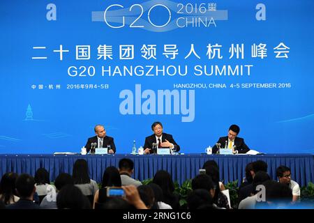 (160901) -- HANGZHOU, 1. September 2016 -- Yi Gang (C), Vizegouverneur der Chinesischen Volksbank, nimmt am 1. September 2016 an einer Pressekonferenz der chinesischen Delegation in Hangzhou, der Hauptstadt der ostchinesischen Provinz Zhejiang, Teil. Yi führte Chinas Position und seine Vorschläge zu einem starken, nachhaltigen und ausgewogenen Wachstum der G20 sowie zur Reform des Währungs- und Finanzsystems ein. )(mcg) (G20-GIPFEL)CHINA-HANGZHOU-CENTRAL BANK-YI-BANDPRESSEKONFERENZ (CN) LixHe PUBLICATIONxNOTxINxCHN 160901 Hangzhou 1. September 2016 Yi Monitoring C Vizegouverneur der Celebrities S Bank of China nimmt an einer Pressekonferenz der Teil Stockfoto