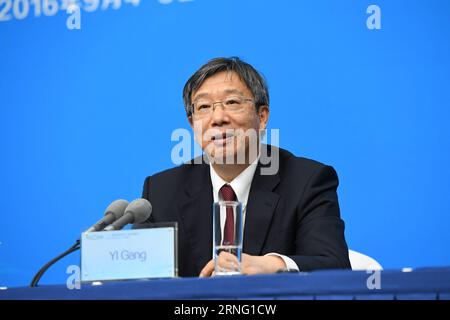 (160901) -- HANGZHOU, 1. September 2016 -- Yi Gang, Vizegouverneur der Chinesischen Volksbank, nimmt am 1. September 2016 an einer Pressekonferenz der chinesischen Delegation in Hangzhou, der Hauptstadt der ostchinesischen Provinz Zhejiang, Teil. Der 11. G20-Gipfel findet vom 4. Bis 5. September in Hangzhou statt. )(mcg) (G20-GIPFEL)CHINA-HANGZHOU-CENTRAL BANK-YI-BANDPRESSEKONFERENZ (CN) LixHe PUBLICATIONxNOTxINxCHN 160901 Hangzhou 1. September 2016 Yi Monitoring Vizegouverneur der Celebrities S Bank of China nimmt am 11. September 2016 an einer Pressekonferenz der chinesischen Delegation in Hangzhou Hauptstadt der ostchinesischen Provinz S Zhejiang Teil Stockfoto