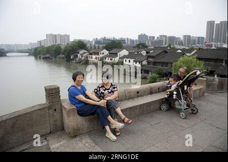 (160901) -- HANGZHOU, 1. September 2016 -- Bürger ruhen sich auf der Gongchen-Brücke in Hangzhou, Hauptstadt der ostchinesischen Provinz Zhejiang, 1. September 2016 aus. Der 11. G20-Gipfel findet vom 4. Bis 5. September in Hangzhou statt. )(MP) (G20-GIPFEL)CHINA-HANGZHOU-DAILY LIFE (CN) JuxHuanzong PUBLICATIONxNOTxINxCHN 160901 Hangzhou 1. September 2016 Bürger ruhen sich AUF der Gong-Chen-Brücke in Hangzhou Hauptstadt der ostchinesischen Provinz S Zhejiang 1. September 2016 der 11. G20-Gipfel wird vom 4. September bis 5. MP G20-Gipfel China Hangzhou täglich Held in Hangzhou sein Life CN JuxHuanzong PUBLICATIONxNOTxINxCHN Stockfoto