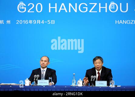 (160901) -- HANGZHOU, 1. September 2016 -- Yi Gang (R), Vizegouverneur der Chinesischen Volksbank, nimmt am 1. September 2016 an einer Pressekonferenz der chinesischen Delegation in Hangzhou, der Hauptstadt der ostchinesischen Provinz Zhejiang, Teil. Yi führte Chinas Position und seine Vorschläge zu einem starken, nachhaltigen und ausgewogenen Wachstum der G20 sowie zur Reform des Währungs- und Finanzsystems ein. )(mcg) (G20-GIPFEL)CHINA-HANGZHOU-CENTRAL BANK-YI-BANDPRESSEKONFERENZ (CN) XingxGuangli PUBLICATIONxNOTxINxCHN 160901 Hangzhou 1. September 2016 Yi Monitoring r Vizegouverneur der Celebrities S Bank of China nimmt an einer Pressekonferenz Teil Stockfoto