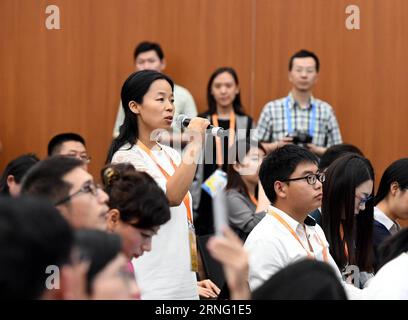 (160901) -- HANGZHOU, 1. September 2016 -- Ein Journalist stellt Fragen während einer Pressekonferenz der chinesischen Delegation in Hangzhou, Hauptstadt der ostchinesischen Provinz Zhejiang, 1. September 2016. Yi Gang, Vizegouverneur der Chinesischen Volksbank, stellte Chinas Position und Vorschläge zu einem starken, nachhaltigen und ausgewogenen Wachstum der G20 sowie zur Reform des Währungs- und Finanzsystems vor. )(mcg) (G20-GIPFEL)CHINA-HANGZHOU-CENTRAL BANK-YI-BANDPRESSEKONFERENZ (CN) LixHe PUBLICATIONxNOTxINxCHN 160901 Hangzhou 1. September 2016 ein Journalist stellt Fragen während einer Pressekonferenz der chinesischen Delegation Stockfoto