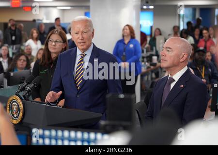 Washington, Usa. August 2023 31. US-Präsident Joe Biden, Center, zusammen mit dem Heimatsicherheitssekretär Alejandro Mayorkas, rechts, gibt während eines Besuchs im Hauptquartier der Federal Emergency Management Agency Bemerkungen ab, um den Mitarbeitern für ihre Reaktion auf die Waldbrände in Maui und Hurrikan Idalia, 31. August 2023 in Washington, DC, zu danken. Credit: Graham Haynes/FEMA/Alamy Live News Stockfoto