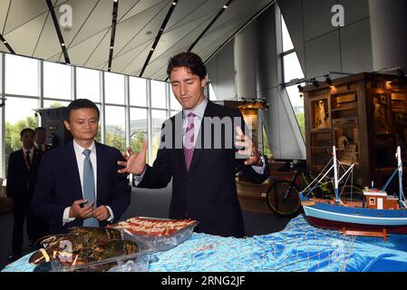 (160903) -- HANGZHOU, September 3,2016 -- der kanadische Premierminister Justin Trudeau und Alibabas Vorsitzender Jack Ma beobachten Meeresfrüchte aus Kanada am Hauptsitz von Alibaba in Hangzhou, der Hauptstadt der ostchinesischen Provinz Zhejiang, 3. September 2016. Am Samstag wurde ein offizieller Tmall Online-Shop für kanadische Spezialitäten auf Alibaba s Tmall, einer der beliebtesten Online-Shopping-Plattformen in China, eröffnet. ) (zhs) (G20-GIPFEL)CHINA-HANGZHOU-KANADA-PM-JACK MA-ALIBABA (CN) JinxLiangkuai PUBLICATIONxNOTxINxCHN 160903 Hangzhou 3. September 2016 Kanadischer Premierminister Justin Trudeau und Alibaba S-Vorsitzender JACK MA Stockfoto