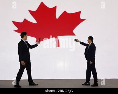 Bilder des Tages (160903) -- HANGZHOU, Sept. 3,2016 -- der kanadische Premierminister Justin Trudeau und Alibabas Vorsitzender Jack Ma eröffnen am 3. September 2016 im Hauptsitz von Alibaba in Hangzhou, der Hauptstadt der ostchinesischen Provinz Zhejiang, einen offiziellen Tmall Online-Shop für kanadische Spezialitäten. (zhs) (G20-GIPFEL)CHINA-HANGZHOU-KANADA-PM-JACK MA-ALIBABA (CN) JinxLiangkuai PUBLICATIONxNOTxINxCHN Images The Day 160903 Hangzhou 3. September 2016 die kanadischen Premierminister Justin Trudeau und der Vorsitzende von Alibaba S, Jack MA, starten IM offiziellen Tmall Online Shop für kanadische Spezialitäten IM Hauptsitz von Alibaba Stockfoto