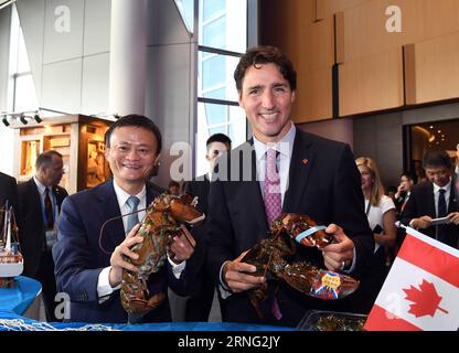 (160903) -- HANGZHOU, Sept. 3,2016 -- der kanadische Premierminister Justin Trudeau und Alibabas Vorsitzender Jack Ma zeigen Hummer aus Kanada am Hauptsitz von Alibaba in Hangzhou, Hauptstadt der ostchinesischen Provinz Zhejiang, 3. September 2016. Am Samstag wurde ein offizieller Tmall Online-Shop für kanadische Spezialitäten auf Alibaba s Tmall, einer der beliebtesten Online-Shopping-Plattformen in China, eröffnet. ) (zhs) (G20-GIPFEL)CHINA-HANGZHOU-KANADA-PM-JACK MA-ALIBABA (CN) JinxLiangkuai PUBLICATIONxNOTxINxCHN 160903 Hangzhou 3. September 2016 Kanadischer Premierminister Justin Trudeau und Alibaba S-Vorsitzender JACK MA Stockfoto