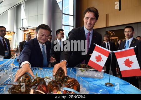 (160903) -- HANGZHOU, Sept. 3,2016 -- der kanadische Premierminister Justin Trudeau und Alibabas Vorsitzender Jack Ma schnappen sich Hummer aus Kanada im Hauptquartier von Alibaba in Hangzhou, der Hauptstadt der ostchinesischen Provinz Zhejiang, am 3. September 2016. Am Samstag wurde ein offizieller Tmall Online-Shop für kanadische Spezialitäten auf Alibaba s Tmall, einer der beliebtesten Online-Shopping-Plattformen in China, eröffnet. ) (zhs) (G20-GIPFEL)CHINA-HANGZHOU-KANADA-PM-JACK MA-ALIBABA (CN) JinxLiangkuai PUBLICATIONxNOTxINxCHN 160903 Hangzhou 3. September 2016 Kanadischer Premierminister Justin Trudeau und Alibaba S-Vorsitzender JACK MA Stockfoto