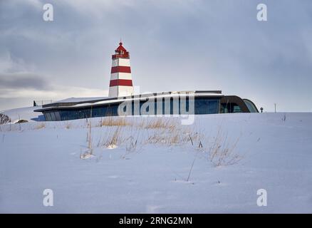 Leuchtturm von Alnes im Winter, Godøy, Ålesund, Norwegen Stockfoto