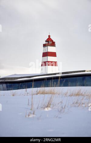 Leuchtturm von Alnes im Winter, Godøy, Ålesund, Norwegen Stockfoto