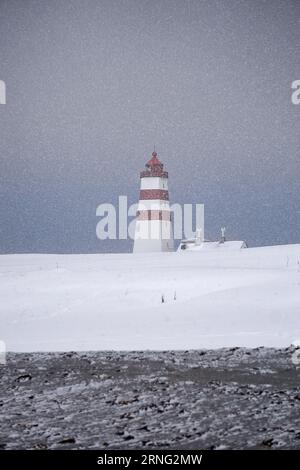 Leuchtturm von Alnes im Winter, Godøy, Ålesund, Norwegen Stockfoto