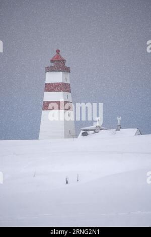 Leuchtturm von Alnes im Winter, Godøy, Ålesund, Norwegen Stockfoto