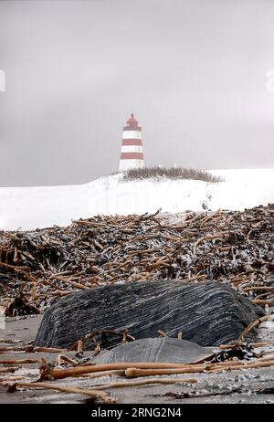 Leuchtturm von Alnes im Winter, Godøy, Ålesund, Norwegen Stockfoto