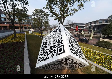 Das Foto vom 24. Februar 2016 zeigt das Internet Village of Dream Town in Hangzhou, der Hauptstadt der ostchinesischen Provinz Zhejiang. In Hangzhou, der Heimat des E-Commerce-Giganten Alibaba, gibt es Tausende von kleineren Online-Shoppingunternehmen. Die Stadt, die im 13. Jahrhundert vom italienischen Reisenden Marco Polo als die prächtigste und edelste Stadt der Welt gelobt wurde, ist im Vergleich zu Peking und Shanghai wenig bekannt, hat aber viel zu bieten und ist ein Fenster zu neuen Trends in China. )(MP) (G20-GIPFEL)CHINA-HANGZHOU-INNOVATIVE STADT (CN) HuangxZongzhi PUBLICATIONxNOTxINxCHN Foto aufgenommen AM 24. Februar 2016 zeigt die Stockfoto