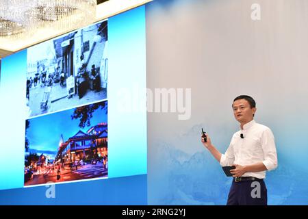 (160903) -- HANGZHOU, 3. September 2016 -- Alibabas Vorsitzender Jack Ma stellt die Entwicklung von Hangzhou mit Fotos vor, die von der Xinhua Nachrichtenagentur während des Business 20 (B20)-Gipfelbanketts in Hangzhou, der Hauptstadt der ostchinesischen Provinz Zhejiang, am 3. September 2016 veröffentlicht wurden. )(mcg) (G20-GIPFEL)CHINA-HANGZHOU-B20-BANKETT-JACK MA (CN) LixXin PUBLICATIONxNOTxINxCHN 160903 Hangzhou 3. September 2016 ALIBABA S Chairman Jack MA stellt die Entwicklung von Hangzhou mit Fotos vor, die von der XINHUA News Agency während des Business 20 B20-Gipfelbanketts in Hangzhou, der Hauptstadt von Ostchina S Zhejiang, veröffentlicht wurden Stockfoto