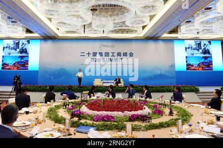 (160903) -- HANGZHOU, 3. September 2016 -- Alibabas Vorsitzender Jack Ma stellt die Entwicklung von Hangzhou mit Fotos vor, die von der Xinhua Nachrichtenagentur während des Business 20 (B20)-Gipfelbanketts in Hangzhou, der Hauptstadt der ostchinesischen Provinz Zhejiang, am 3. September 2016 veröffentlicht wurden. )(mcg) (G20-GIPFEL)CHINA-HANGZHOU-B20-BANKETT (CN) HuangxZongzhi PUBLICATIONxNOTxINxCHN 160903 Hangzhou 3. September 2016 ALIBABA S Chairman Jack MA stellt die Entwicklung von Hangzhou mit Fotos vor, die von der XINHUA News Agency während des Business 20 B20-Gipfelbanketts in Hangzhou, Hauptstadt von Ostchina S Zhejiang, veröffentlicht wurden Stockfoto