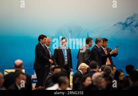 (160903) -- HANGZHOU, 3. September 2016 -- Li Yanhong (1. R), Vorsitzender und CEO von Baidu, Selfies mit anderen Gästen nach einem Treffen auf dem Business 20 (B20) Gipfel in Hangzhou, Hauptstadt der ostchinesischen Provinz Zhejiang, 3. September 2016. ) (Zkr) (G20-GIPFEL)CHINA-HANGZHOU-B20-GIPFEL (CN) WangxJianhua PUBLICATIONxNOTxINxCHN 160903 Hangzhou 3. September 2016 verließ Yanhong 1. r Chairman und CEO von Baidu Selfies mit anderen Gästen nach einem Treffen AUF dem Business 20 B20-Gipfel in Hangzhou Hauptstadt von Ostchina Provinz S Zhejiang 3. September 2016 CCR G20 Gipfel China Hangzhou Summit CN WangxJianhua PUBLICATIONx Stockfoto