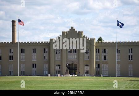 Die Menschen besuchen das Virginia Military Institute (VMI) in Lexington, USA, 3. September 2016. VMI ist ein staatlich unterstütztes Militärkolleg, eine der ältesten Einrichtungen dieser Art in den USA mit vielen Alumni, darunter George Marshall. VMI wurde als West Point of the South bezeichnet. ) (cyc) U.S.-LEXINGTON-VIRGINIA MILITARY INSTITUTE YinxBogu PUBLICATIONxNOTxINxCHN Prominente besuchen Virginia Military Institute VMI in Lexington die Vereinigten Staaten Sept 3 2016 VMI IST ein staatlich unterstütztes Military College eine der ältesten Institutionen des Kindes in den USA mit vielen Alumni, darunter Georg Stockfoto