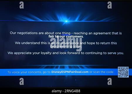 Nachricht auf einem Disney-eigenen Kanal auf Spectrum: „Unsere Verhandlungen betreffen eine Sache: Eine Vereinbarung, die unseren Kunden gegenüber fair ist. Wir sind uns bewusst, dass dies eine Unannehmlichkeit ist und hoffen, dass wir diese Programmierung bald zurückgeben können. Wir danken Ihnen für Ihre Loyalität und freuen uns darauf, Ihnen auch weiterhin zu dienen“, Freitag, 1. September 2023, in Los Angeles. ESPN, ESPN2, ESPN Deportes, ESPNU, ESPN News, SEC-Netzwerk, ACC-Netzwerk, Longhorn-Netzwerk, FX, FX-Filmkanal, FXX, Freeform, National Geographic, Nat Geo Wild, Nat Geo Mundo, Disney Channel, Disney Junior, Disney XD und BabyTV gehören zu den betroffenen Sendern von Spectrum TV. Stockfoto