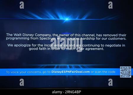 Nachricht auf dem Disney-eigenen Kanal auf Spectrum: „Die Walt Disney Company, Eigentümer dieses Kanals, hat ihre Programmierung von Spectrum entfernt, was für unsere Kunden zu Schwierigkeiten führt. Wir entschuldigen uns für die Unannehmlichkeiten und verhandeln weiterhin in gutem Glauben, um eine faire Einigung zu erzielen“, Freitag, 1. September 2023, in Los Angeles. ESPN, ESPN2, ESPN Deportes, ESPNU, ESPN News, SEC-Netzwerk, ACC-Netzwerk, Longhorn-Netzwerk, FX, FX-Filmkanal, FXX, Freeform, National Geographic, Nat Geo Wild, Nat Geo Mundo, Disney Channel, Disney Junior, Disney XD und BabyTV gehören zu den betroffenen Sendern von Spectrum TV. Stockfoto