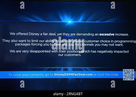 Eine Nachricht auf einem Disney-eigenen Kanal auf Spectrum, Freitag: „Wir haben Disney ein faires Angebot angeboten, aber sie fordern eine übermäßige Erhöhung. Außerdem möchten sie unsere Möglichkeiten einschränken, den Kunden mehr Auswahl bei Programmierpaketen zu bieten, sodass Sie Kanäle annehmen und bezahlen müssen, die Sie möglicherweise nicht wünschen. Wir sind sehr enttäuscht über ihre Position, die sich negativ auf unsere Kunden ausgewirkt hat“, 1. September 2023, in Los Angeles. Stockfoto