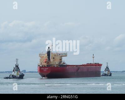 Öltankschiff Nordic Odyssey mit Schleppboot an Heck und Bug, Vlissingen, Zeeland, Niederlande Stockfoto