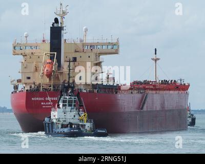 Öltankschiff Nordic Odyssey mit Schleppboot an Heck und Bug, Vlissingen, Zeeland, Niederlande Stockfoto