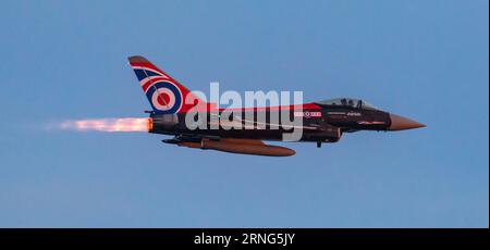 Bournemouth Air Festival, Bournemouth, Dorset, Großbritannien. September 2023. Ein RAF-Eurofighter Typhoon FGR.4, der von Flight Lieutenant Matt Brighty aus dem 29 Squadron auf RAF Coningsby in Lincolnshire gesteuert wird, zeigt mit seinem Union Jack-Emblazoned-Flugzeug auf dem Bournemouth Air Festival eine erstaunliche Dämmerung. Quelle: Stuart Robertson/Alamy Live News. Stockfoto