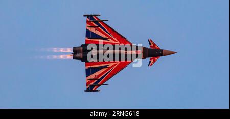 Bournemouth Air Festival, Bournemouth, Dorset, Großbritannien. September 2023. Ein RAF-Eurofighter Typhoon FGR.4, der von Flight Lieutenant Matt Brighty aus dem 29 Squadron auf RAF Coningsby in Lincolnshire gesteuert wird, zeigt mit seinem Union Jack-Emblazoned-Flugzeug auf dem Bournemouth Air Festival eine erstaunliche Dämmerung. Quelle: Stuart Robertson/Alamy Live News. Stockfoto