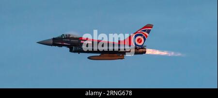 Bournemouth Air Festival, Bournemouth, Dorset, Großbritannien. September 2023. Ein RAF-Eurofighter Typhoon FGR.4, der von Flight Lieutenant Matt Brighty aus dem 29 Squadron auf RAF Coningsby in Lincolnshire gesteuert wird, zeigt mit seinem Union Jack-Emblazoned-Flugzeug auf dem Bournemouth Air Festival eine erstaunliche Dämmerung. Quelle: Stuart Robertson/Alamy Live News. Stockfoto