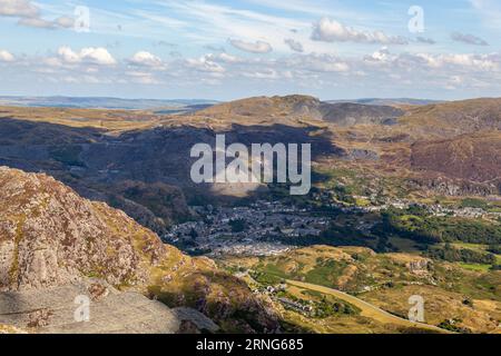 Blick von Moel Yr Hydd hinunter auf die Schieferminenstadt Blaenau Ffestiniog, Parc Cenedlaethol Eryri (Snowdonia National Park) Stockfoto