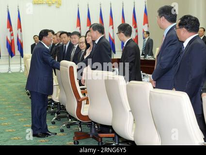 (160909) -- PHNOM PENH, 9. September 2016 -- kambodschanischer Premierminister Samdech Techo Hun Sen (L, Front) schüttelt Hand mit Jiang Zengwei (4. R), Vorsitzender des China Council for the Promotion of International Trade (CCPIT), in Phnom Penh, Kambodscha, 9. September 2016. Hun Sen ermutigte am Freitag mehr chinesische Investoren, in Kambodscha zu investieren, und sagte, dass ihre Investitionen zur Entwicklung der Wirtschaft und zur Verringerung der Armut beitragen würden, sagte ein hoher Beamter. (Zjy) CAMBODIA-PHNOM PENH-PM-CHINESE INVESTORS Sovannara PUBLICATIONxNOTxINxCHN 160909 Phnom Penh 9. September 2016 kambodschanischer Premierminister Samdech Stockfoto