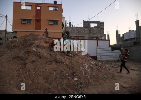 Das Foto vom 5. September 2016 zeigt palästinensische Kinder, die über den Trümmern ihres Hauses spielen, das während der israelischen Offensive auf dem von der Hamas regierten Gazastreifen 2014 zerstört wurde. Im Jahr 2014 startete Israel eine umfassende Offensive gegen den von der Hamas kontrollierten Gazastreifen, um palästinensische Raketenangriffe auf seine Gebiete zu stoppen. Der Krieg ließ etwa 2.140 Palästinenser tot und mehr als 10.000 Verletzte übrig. Trotz des Waffenstillstands im September 2014 hat der wirkliche Wiederaufbau tausender zerstörter Häuser und Anlagen kaum begonnen. Wissam Nassar) (nxl) MIDEAST-GAZA-RECONSTRUCTION-FEATURE XinhuaxPalestine PUBLICATI Stockfoto