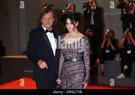 Filmfestspiele Venedig - auf der Milchstraße Premiere (160909) -- VENEDIG, 9. September 2016 -- Regisseur Emir Kusturica(L) und Schauspielerin Monica Bellucci kommen zur Premiere des Films Na Mlijecnom Putu (auf der Milchstraße) beim 73. Filmfestival in Venedig, Italien, am 9. September 2016. ) ITALIEN-VENEDIG-FILMFESTIVAL-AUF DER MILCHSTRASSE JinxYu PUBLICATIONxNOTxINxCHN Filmfestival Venedig AUF der MILCHSTRASSE Premiere 160909 Venedig 9. September 2016 Regisseur Emir Kusturica l und Schauspielerin Monica Bellucci kommen zur Premiere des Films Na Putu AUF der MILCHSTRASSE BEIM 73. Filmfestival in Venedig in Venic Stockfoto